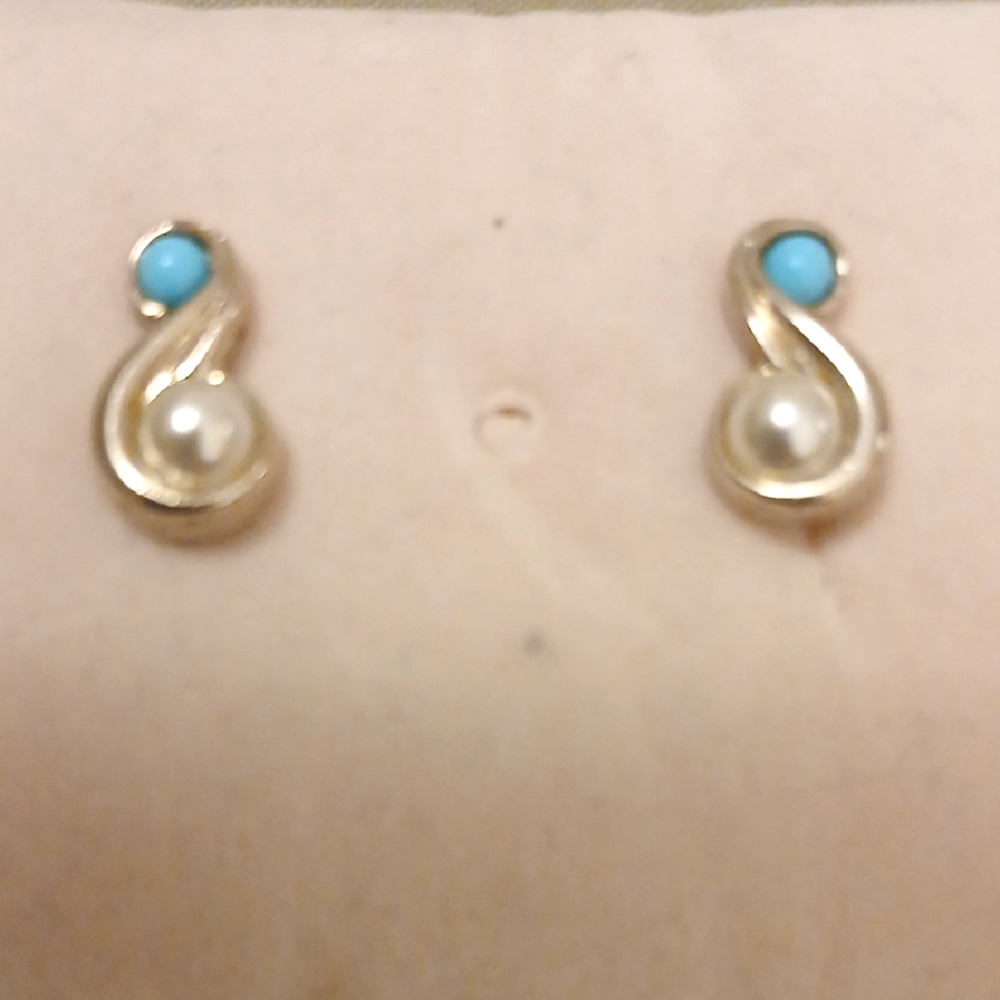 AVON SIGNED VINTAGE Goldtone and Faux Turquoise, Pearl Earrings Clip On